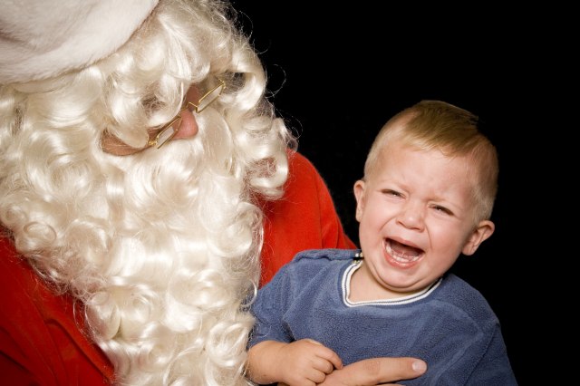 Prisiljavate dete da se slika s Deda Mrazom? Razmislite još jednom